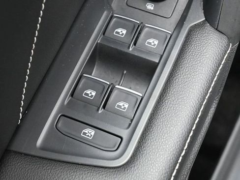 Used 2022 Volkswagen Tiguan SE image 13