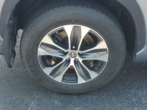Used 2021 Toyota Highlander XLE AWD/4WD image 8