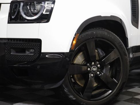 Used 2025 Land Rover Defender 110 X-Dynamic SE image 3