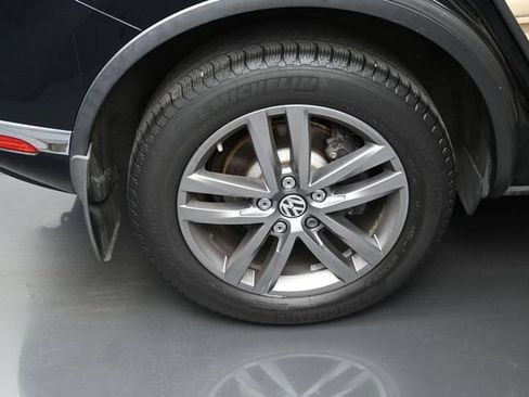 Used 2016 Volkswagen Touareg Sport AWD/4WD image 40