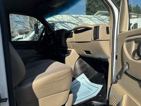 Used 2002 GMC Savana 3500 RWD image 8