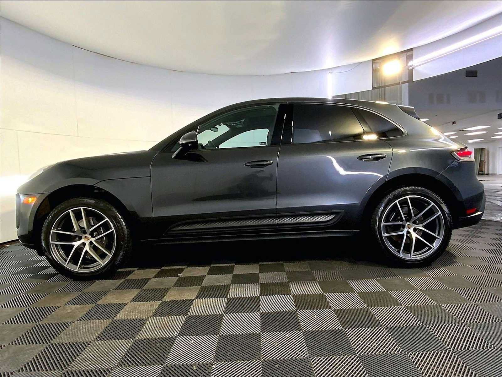 Certified 2024 Porsche Macan AWD/4WD image 2