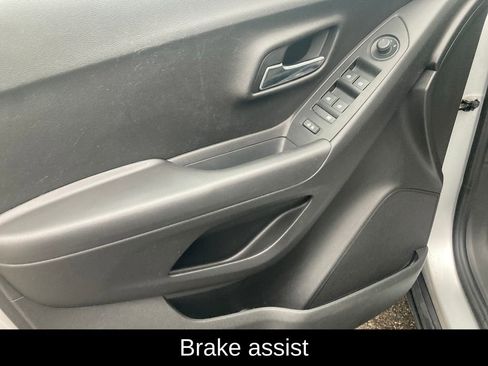 Used 2019 Chevrolet Trax LT w/ LT Convenience Package image 13