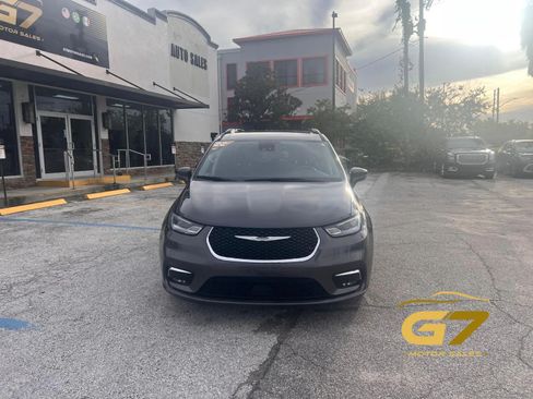 Used 2022 Chrysler Pacifica Touring-L FWD image 2