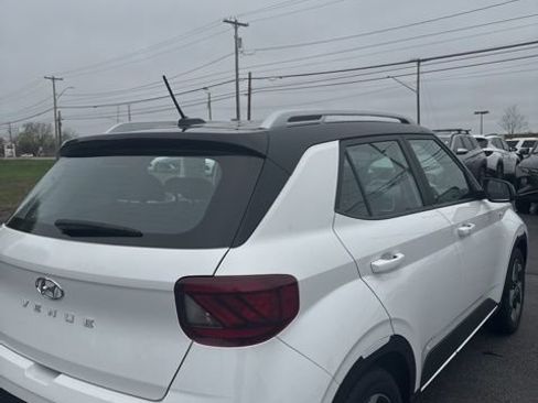 Used 2023 Hyundai Venue Limited w/ Cargo Package image 7