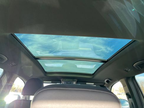 Certified 2025 Volkswagen Atlas Cross Sport SE w/ Panoramic Sunroof Package image 16