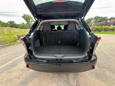 Used 2025 Toyota Highlander LE FWD image 32