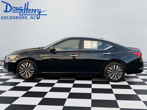 Used 2024 Nissan Altima 2.5 SV image 2