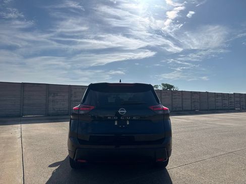Certified 2025 Nissan Rogue SV FWD image 18