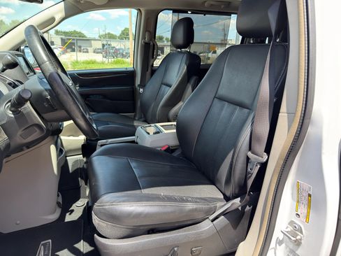 Used 2016 Chrysler Town & Country Touring-L FWD image 18