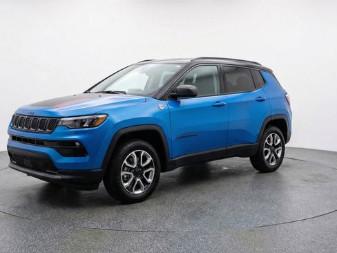 Used 2025 Jeep Compass Trailhawk AWD/4WD image 3