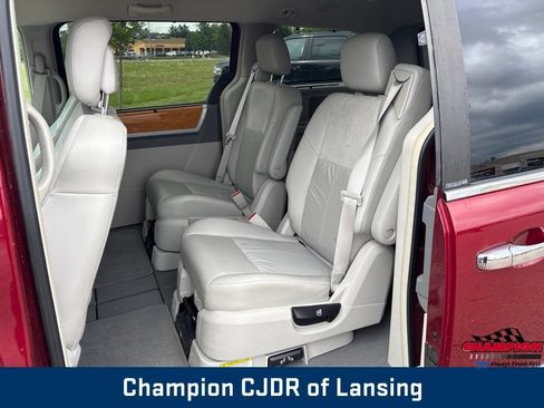 Used 2010 Chrysler Town & Country Limited w/ Flexible Seating Group FWD image 19