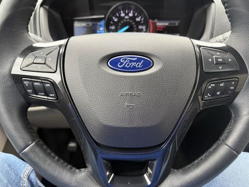 Used 2018 Ford Explorer XLT w/ Equipment Group 202A image 11