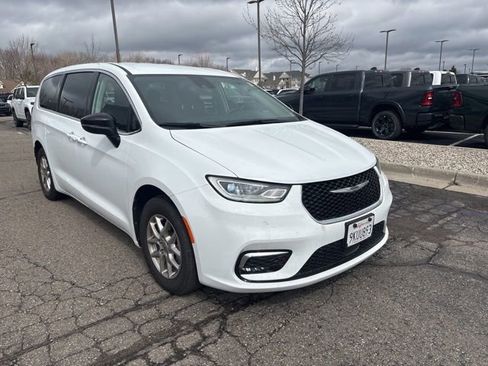 Used 2024 Chrysler Pacifica Touring-L image 5