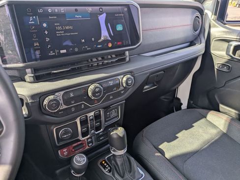 Used 2025 Jeep Wrangler Unlimited Rubicon image 21