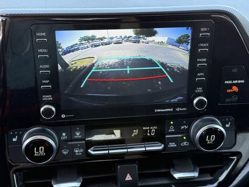 Used 2022 Toyota Highlander XSE FWD image 17
