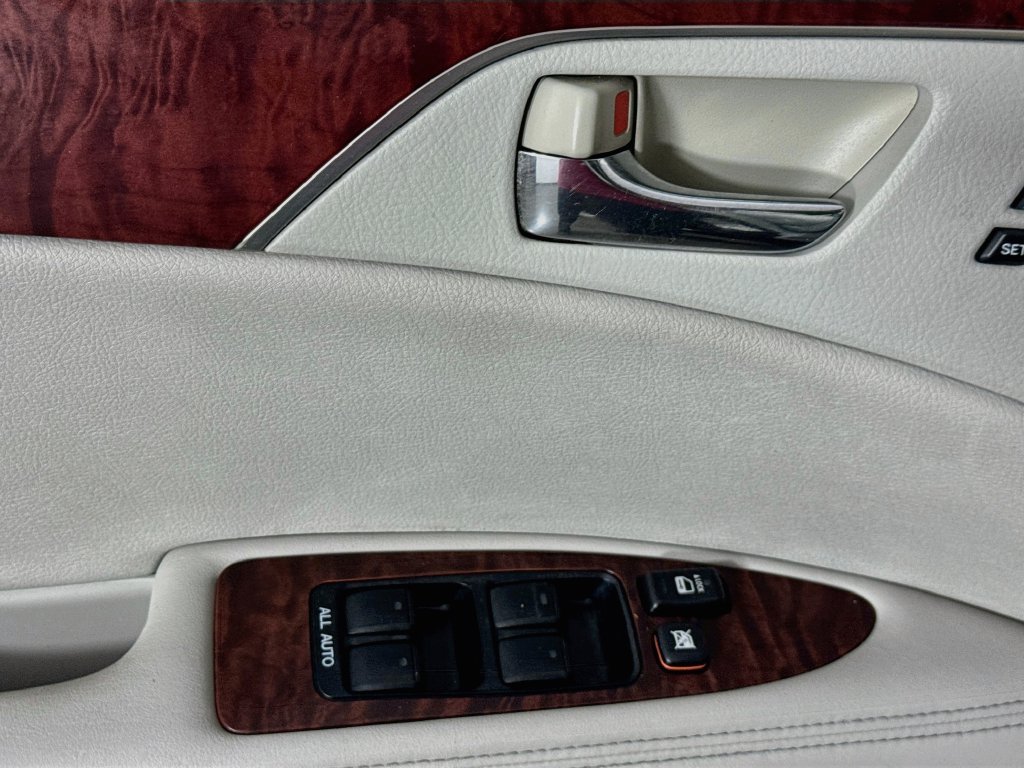 Used 2012 Toyota Avalon Limited FWD image 19