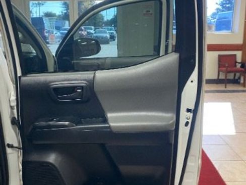 Used 2019 Toyota Tacoma SR w/ SR Convenience Package image 14