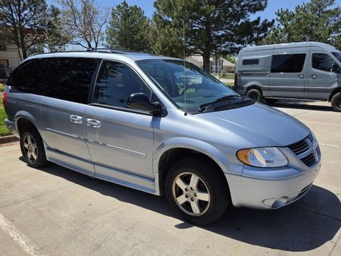 Used 2005 Dodge Grand Caravan SXT w/ Leather Interior Group FWD image 2