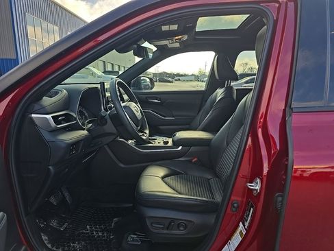 Used 2023 Toyota Highlander L image 10