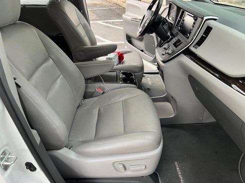 Used 2019 Toyota Sienna XLE w/ XLE Navigation Package FWD image 9