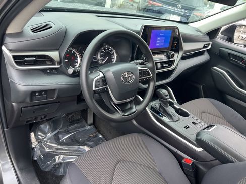 Certified 2023 Toyota Highlander L image 10