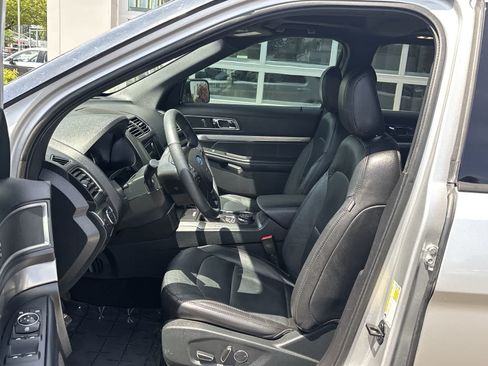 Used 2018 Ford Explorer XLT w/ Equipment Group 202A AWD/4WD image 12