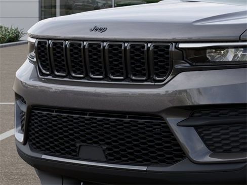 New 2025 Jeep Grand Cherokee Altitude image 7
