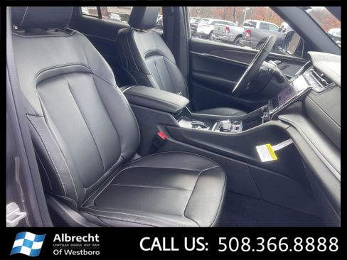 New 2025 Jeep Grand Cherokee Limited w/ Black Appearance Package image 16