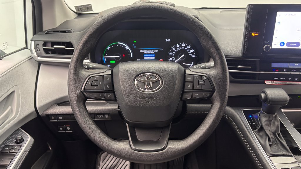 Certified 2026 Toyota Sienna LE FWD image 32