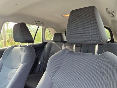 Used 2019 Toyota RAV4 LE FWD image 4