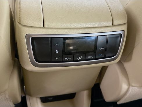 Used 2019 Toyota Highlander XLE FWD image 28