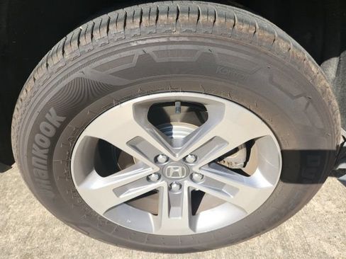 Used 2025 Honda Pilot EX-L image 10