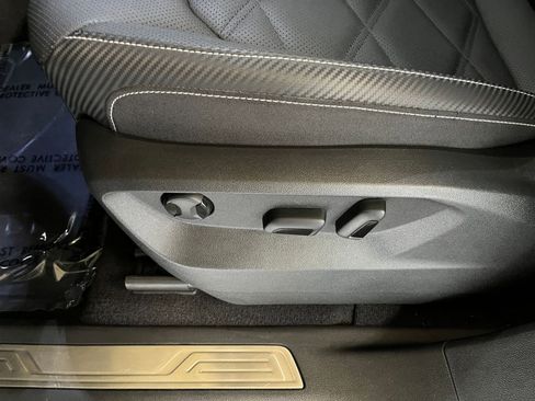 Used 2025 Volkswagen Atlas Cross Sport SE image 23