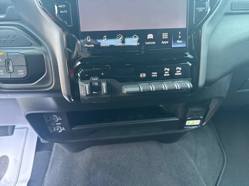 Used 2026 RAM 2500 Laramie AWD/4WD image 33
