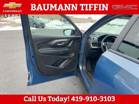 Used 2024 GMC Terrain SLE w/ Driver Convenience Package image 5