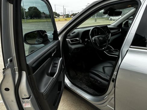 Used 2020 Toyota Highlander XLE FWD image 22