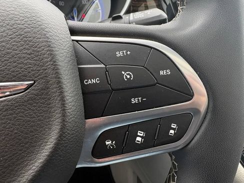 Used 2023 Chrysler Pacifica Limited FWD image 27