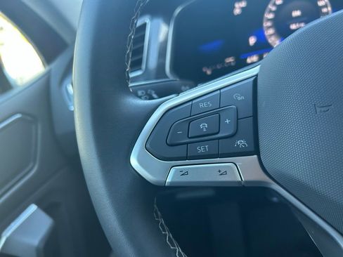 Used 2022 Volkswagen Tiguan SE image 19