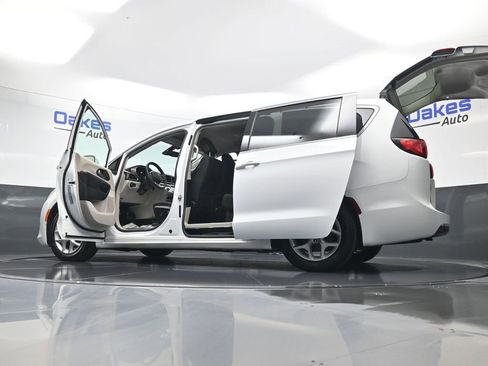 Used 2018 Chrysler Pacifica Touring Plus w/ Tire & Wheel Group image 61