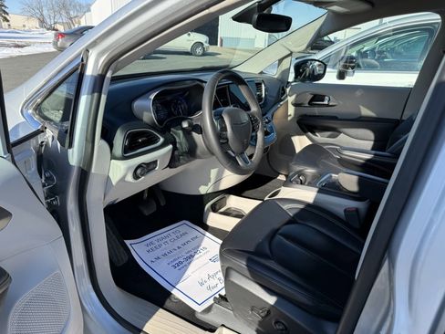Used 2024 Chrysler Pacifica Touring-L image 10