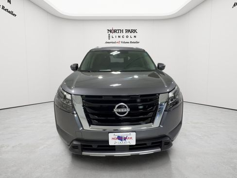 Used 2025 Nissan Pathfinder SL FWD image 8