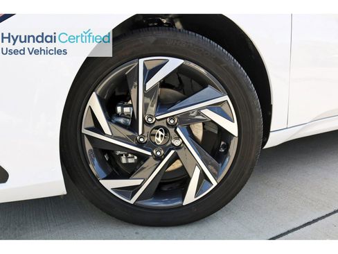 Certified 2025 Hyundai Elantra SEL image 33