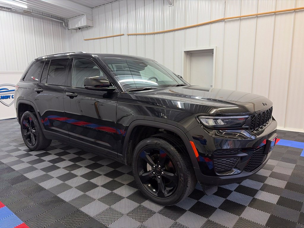 Used 2023 Jeep Grand Cherokee Altitude AWD/4WD image 3