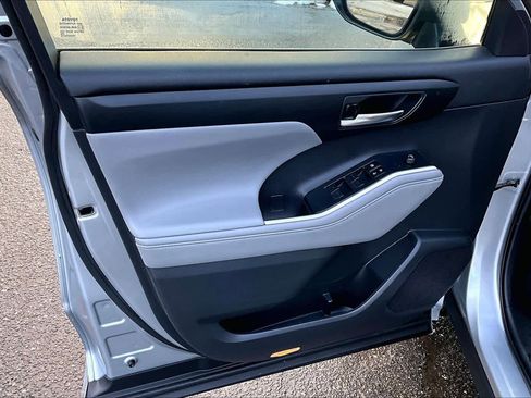 Used 2021 Toyota Highlander XLE image 21