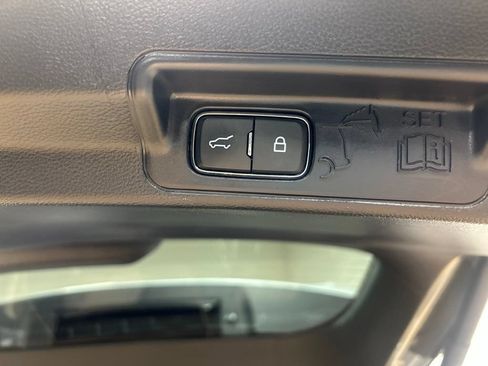 Used 2022 Ford Explorer XLT w/ Equipment Group 202A AWD/4WD image 18