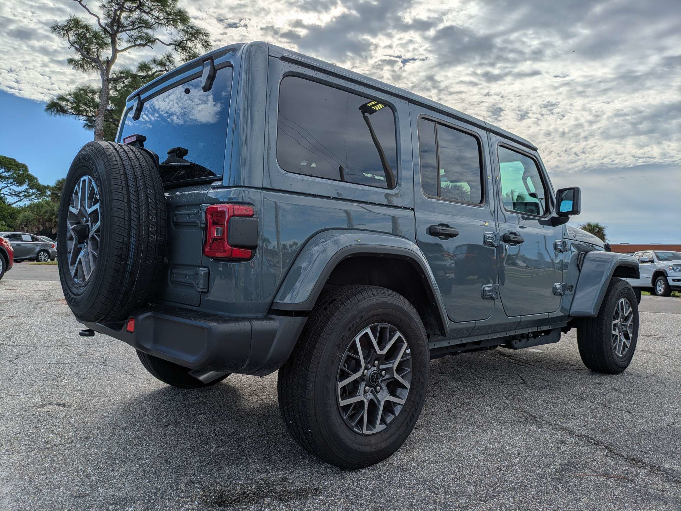 Used 2026 Jeep Wrangler Unlimited Sahara AWD/4WD image 4