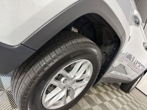 Used 2025 Jeep Grand Cherokee Laredo X RWD image 31