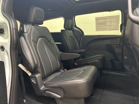 New 2026 Chrysler Pacifica Select FWD image 11