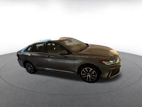 Used 2025 Volkswagen Jetta SE image 2